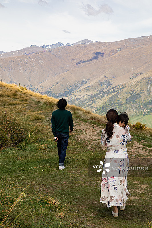 在新西兰咆哮米格的皇冠山脉观景台上的一家三口图片素材