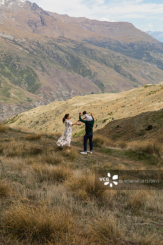 在新西兰咆哮米格的皇冠山脉观景台上的一家三口图片素材
