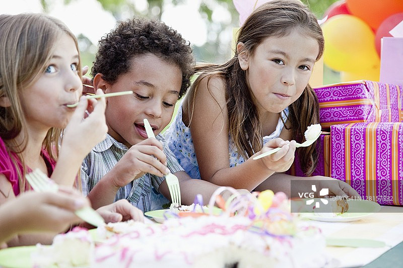 儿童在户外吃生日蛋糕图片素材