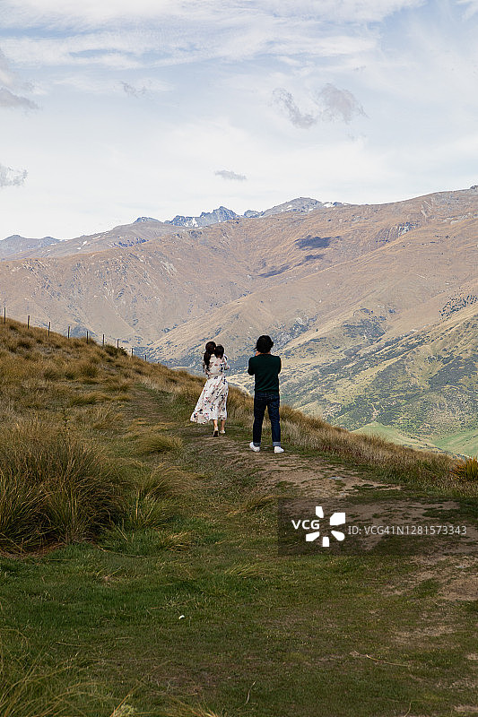 在新西兰咆哮米格的皇冠山脉观景台上的一家三口图片素材