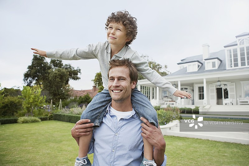 父亲肩扛儿子（7-9岁）图片素材