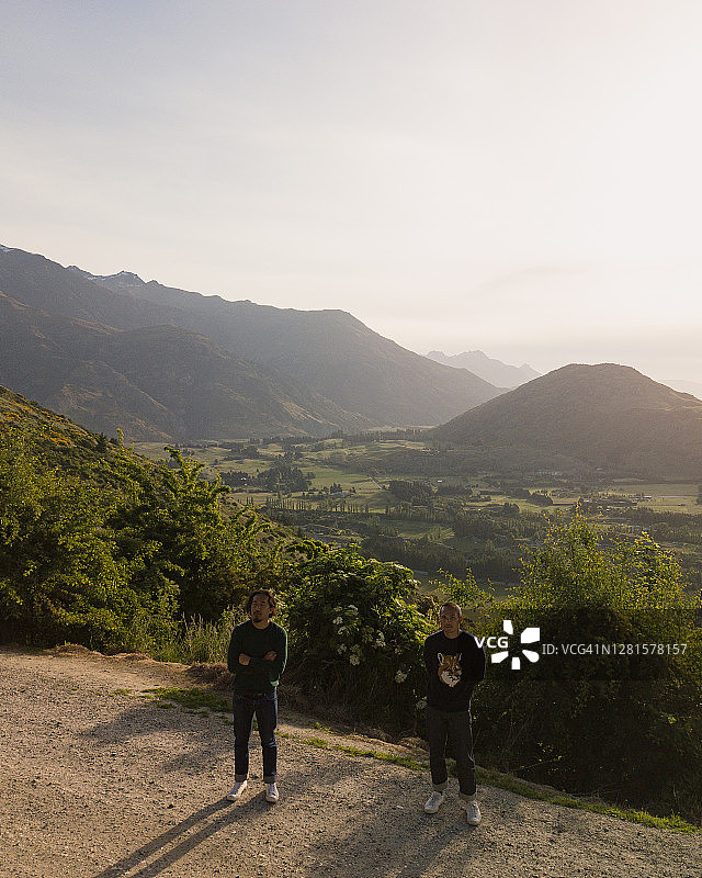 两位朋友在箭路口观景台欣赏日落图片素材