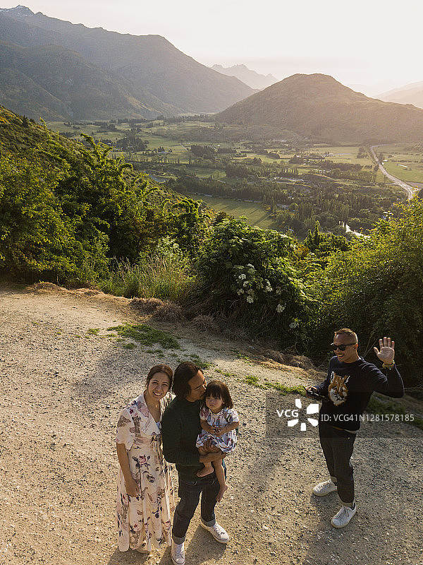 一家三口与朋友在箭头路口观景台欣赏日落图片素材