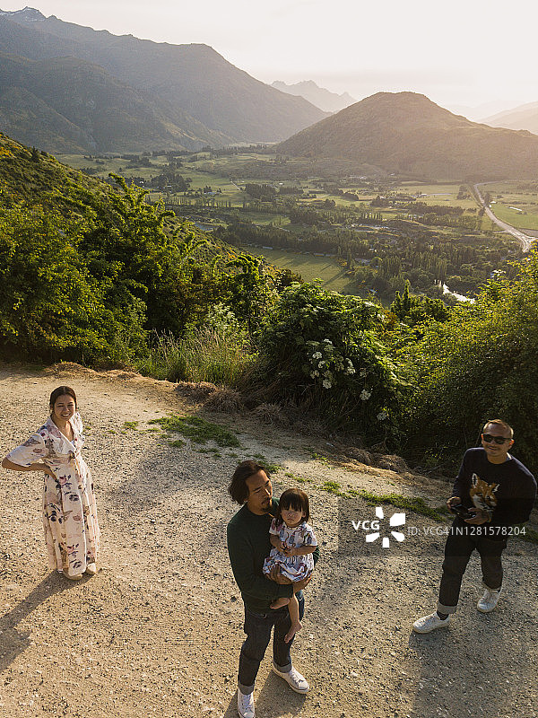 一家三口与朋友在箭头路口观景台欣赏日落图片素材