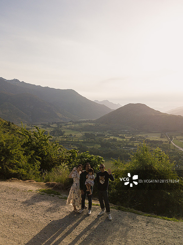 一家三口与朋友在箭头路口观景台欣赏日落图片素材