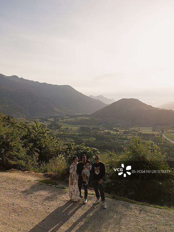 一家三口与朋友在箭头路口观景台欣赏日落图片素材