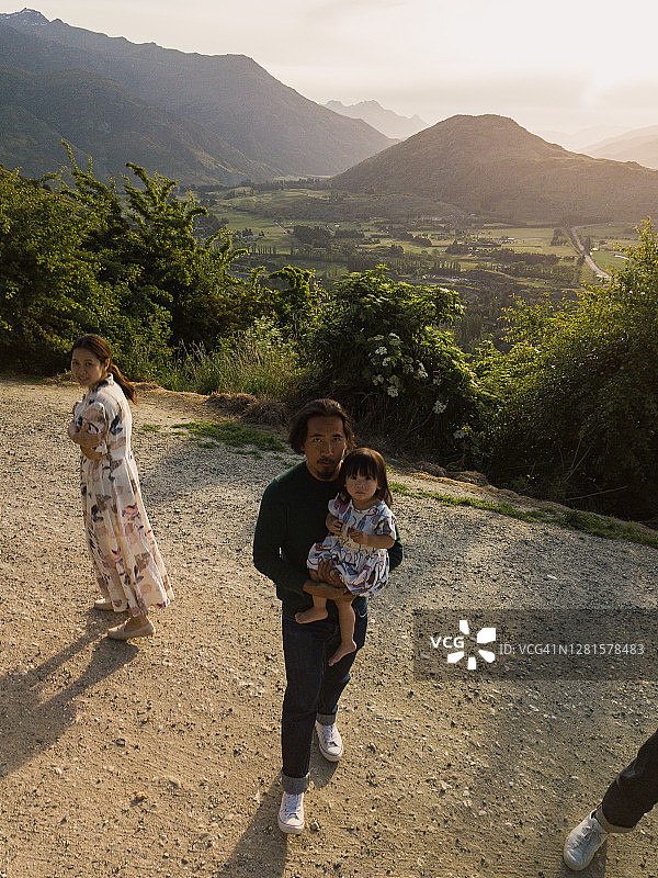 在日落时分，一家三口在箭头路口了望台图片素材