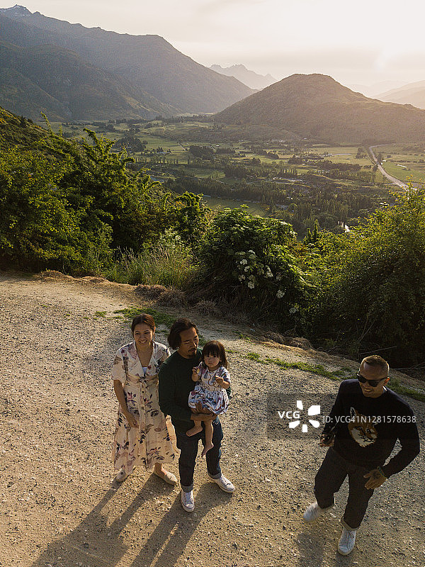 一家三口与朋友在箭头路口观景台欣赏日落图片素材