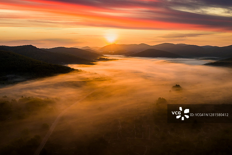克罗地亚科尔丘拉岛山区薄雾黎明全景图片素材