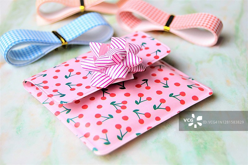 粉色小礼品袋，带装饰彩带图片素材