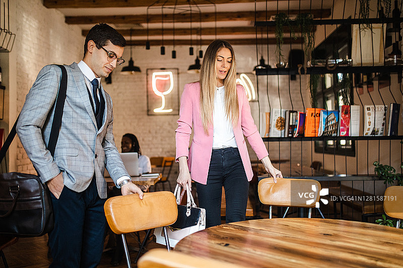 工作一天后，男女同事决定在咖啡店喝咖啡放松一下图片素材