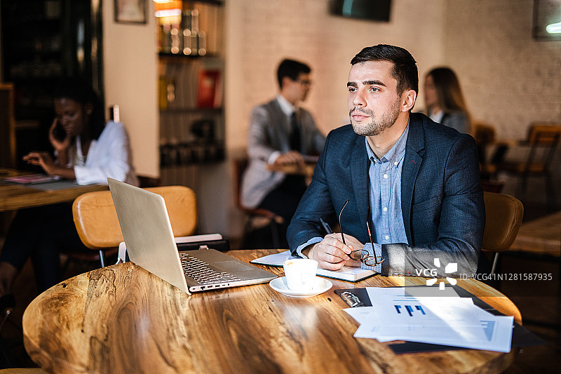 工作过度的商人工作后放松一下图片素材