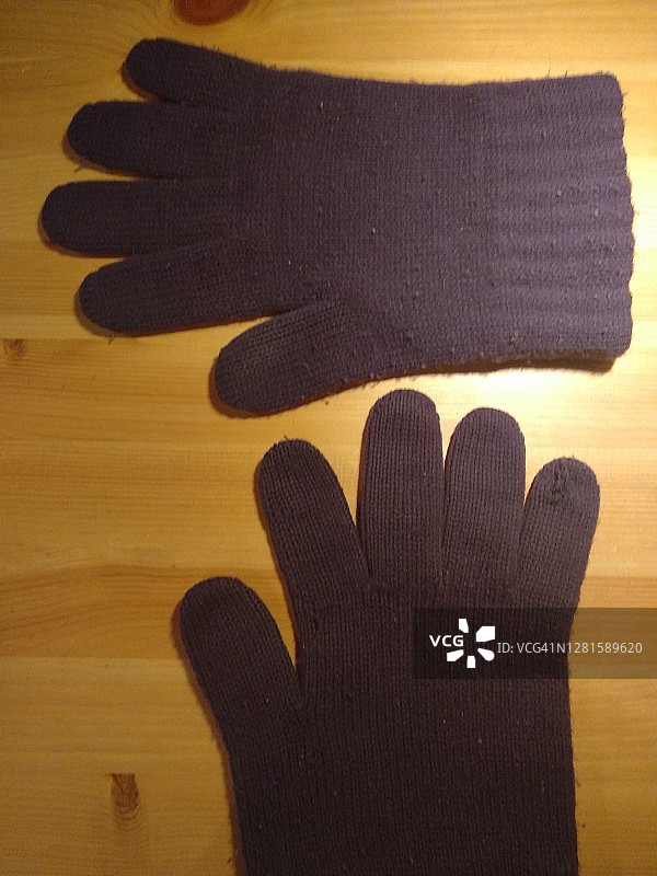 一副蓝色羊毛冬季手套图片素材