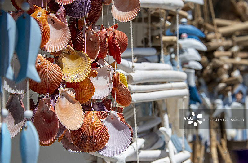 绳子上的各种海螺，克罗地亚巴斯卡镇的纪念品图片素材