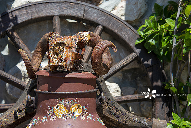 克罗地亚克尔克岛巴斯卡镇老街上的街道装饰图片素材