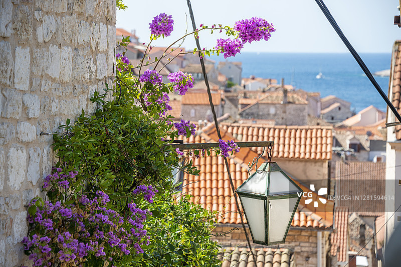 克罗地亚赫瓦尔市窄巷中的街灯图片素材