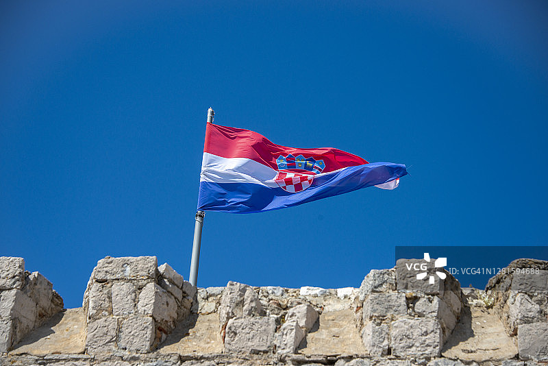 克罗地亚赫瓦尔要塞上的克罗地亚国旗图片素材