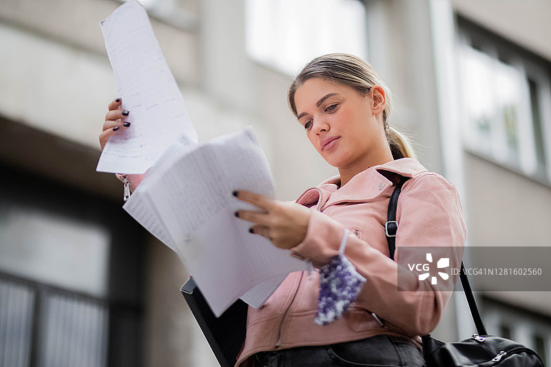 考试前学习的女学生图片素材