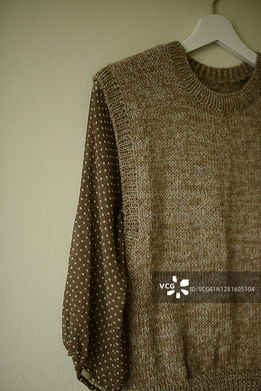 棕色针织无袖上衣与类似色调圆点衬衫的服装搭配图片素材