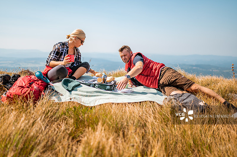 一对夫妇在山区野餐图片素材
