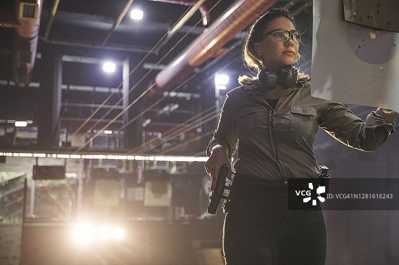 射击场上的女人图片素材