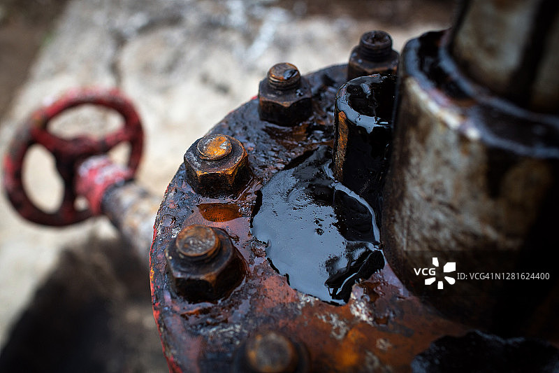 抽油机上的原油图片素材