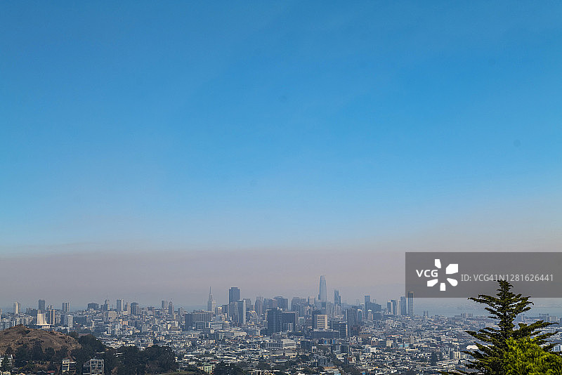 笼罩旧金山天际线的烟雾图片素材