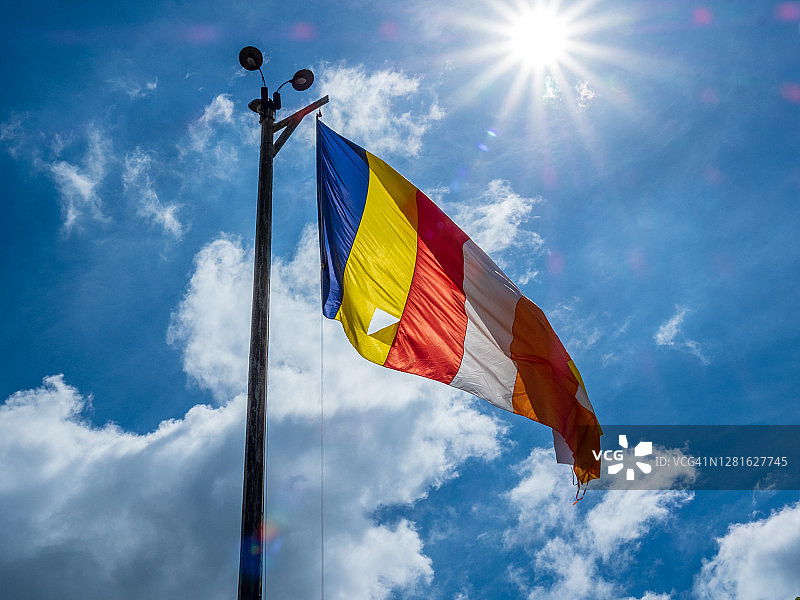 阳光下的佛教旗帜图片素材