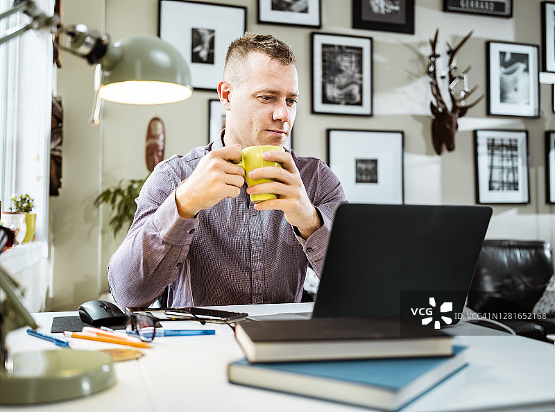 在家工作的年轻人图片素材