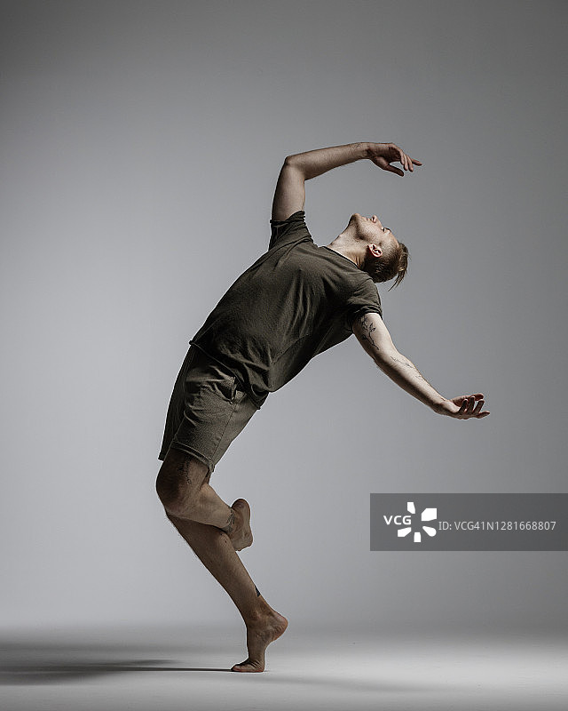 灰色背景上的现代男舞者图片素材