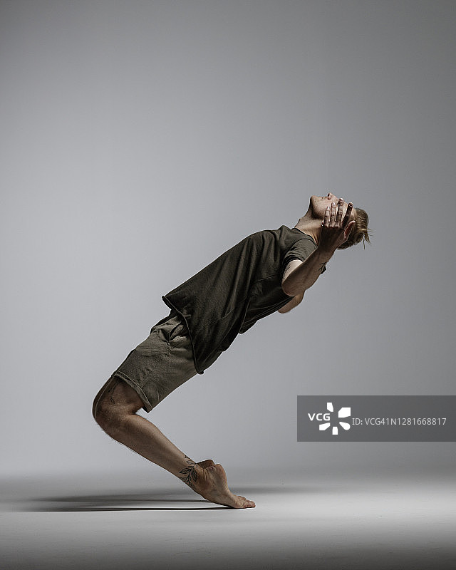 灰色背景上的现代男舞者图片素材