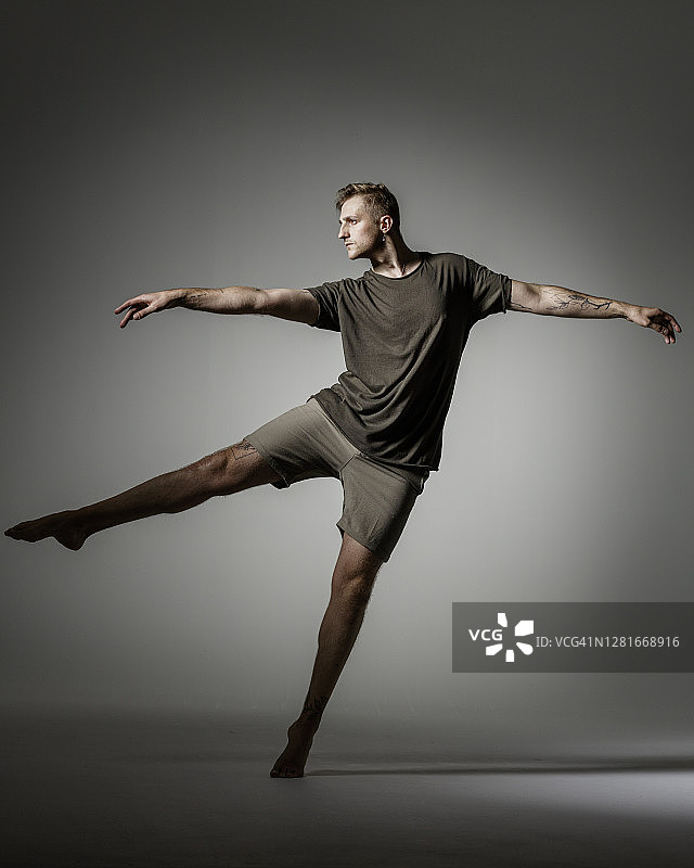 灰色背景上的现代男舞者图片素材