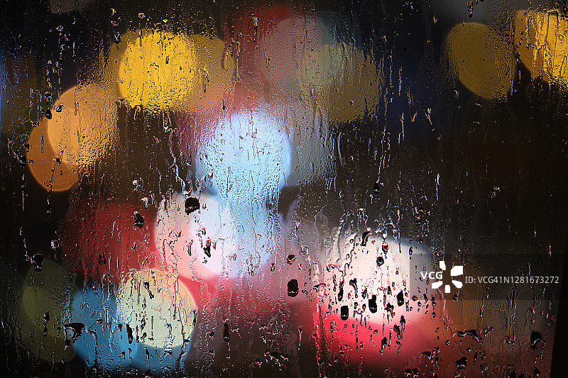 雨夜光斑窗户图片素材