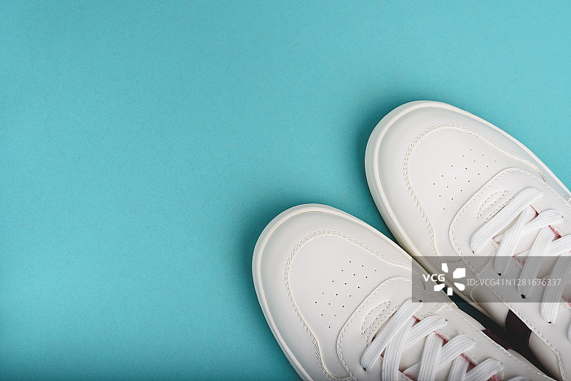蓝色运动鞋背景图片素材