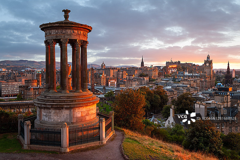 爱丁堡卡尔顿山的壮丽日落图片素材