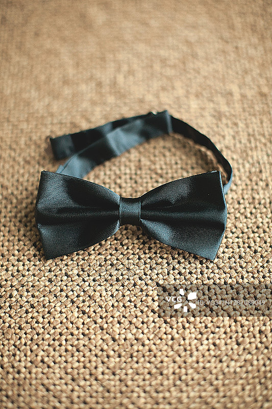 黑色领结特写：新郎婚礼日的时尚配饰图片素材