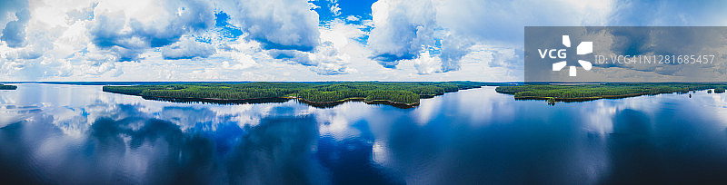 静谧湖泊、森林和雨云天空360度航拍全景图片素材