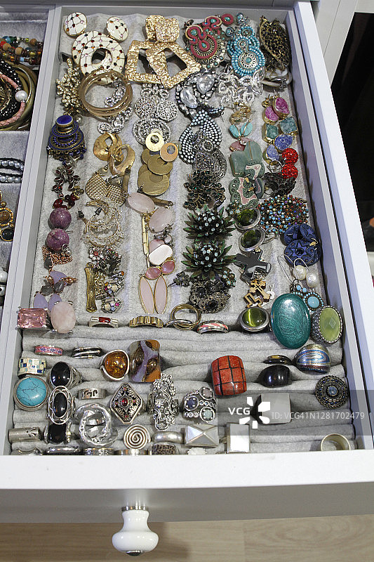 抽屉里整理好的珠宝高角度视图图片素材