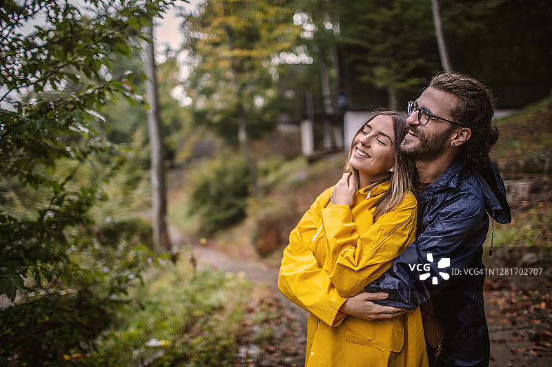 在自然中拥抱的爱侣图片素材