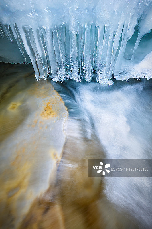 加拿大艾伯塔省班夫国家公园约翰斯顿峡谷的河边冰柱图片素材