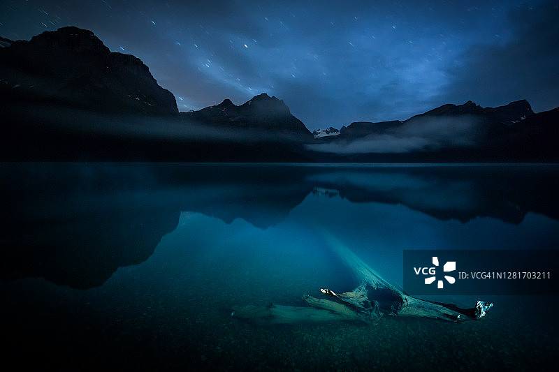 班夫国家公园黑暗夜晚的赫克托湖，加拿大艾伯塔省图片素材