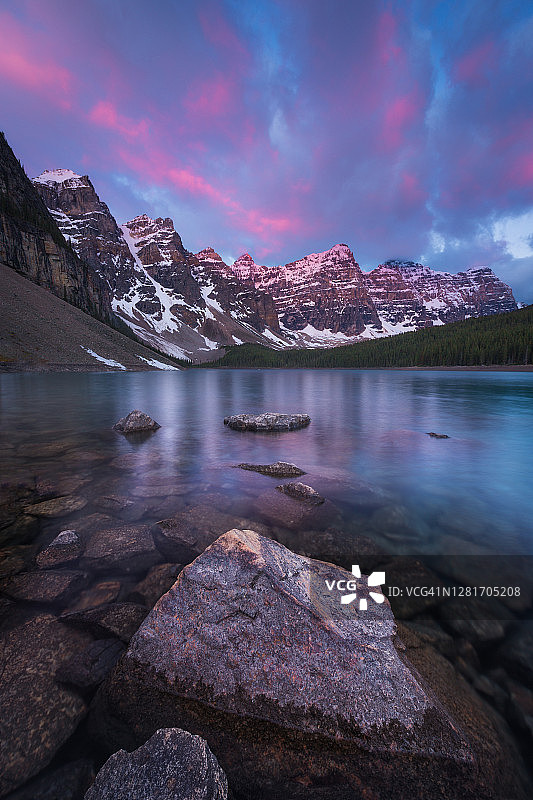 加拿大阿尔伯塔省班夫国家公园梦莲湖日出图片素材