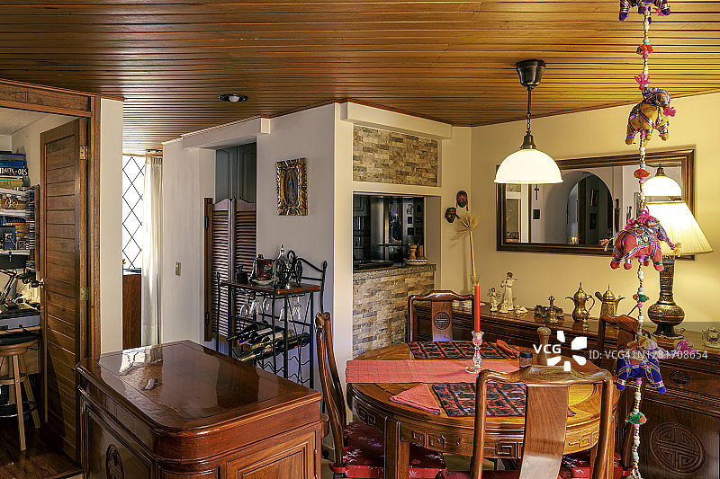 哥伦比亚波哥大：北部住宅区内配有中式家具的舒适用餐区图片素材
