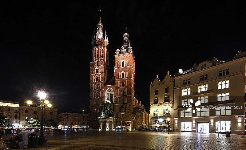 波兰克拉科夫中央集市广场的圣玛丽教堂和夜间照明的教堂图片素材