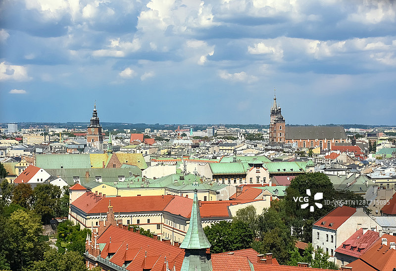 波兰克拉科夫的戏剧性天空下的克拉科夫天际线图片素材