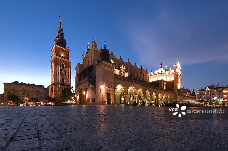 波兰克拉科夫Rynek Glowny广场的文艺复兴布料大厅和旧市政厅塔楼图片素材