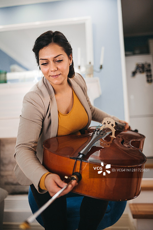 大提琴手准备大提琴图片素材