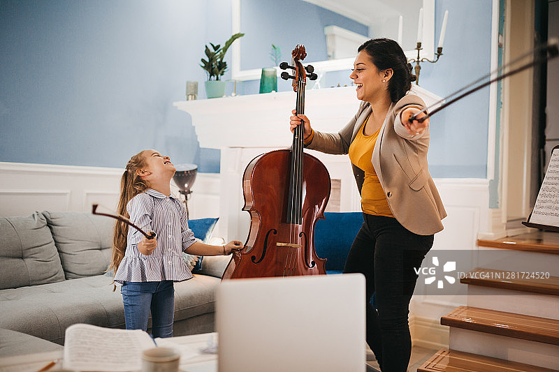 音乐老师和学生一起玩耍图片素材