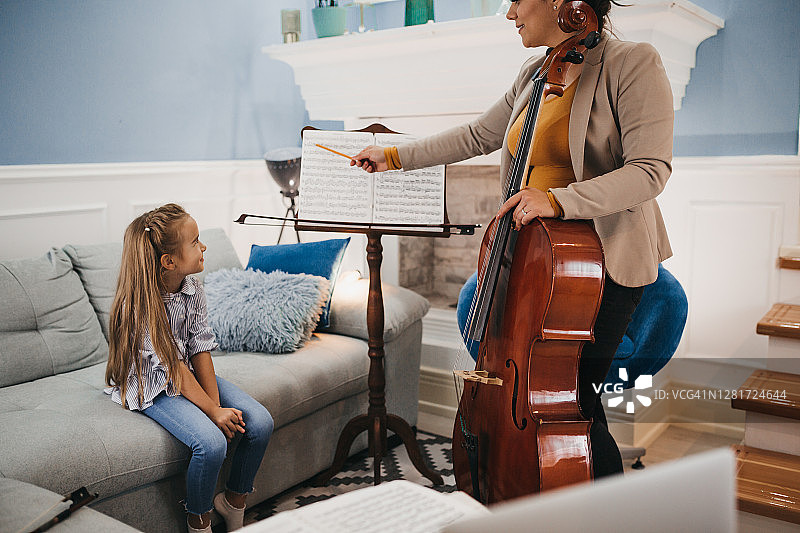 音乐老师给学生看笔记图片素材