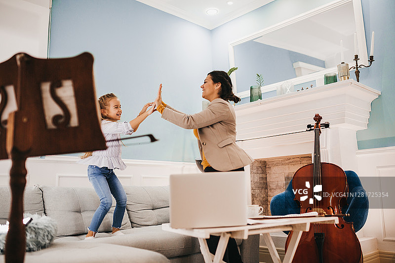 音乐老师和学生快乐互动图片素材